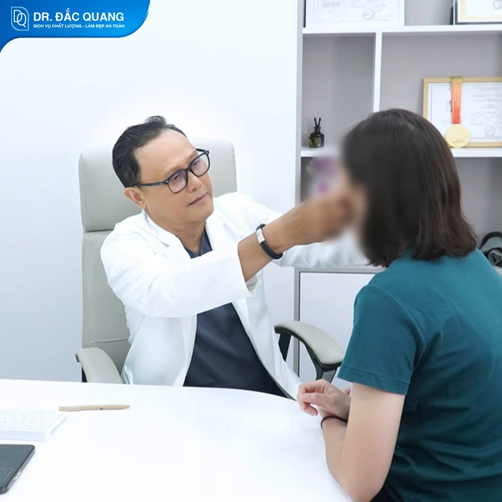 Bác sĩ Hoàng Gia Hợp